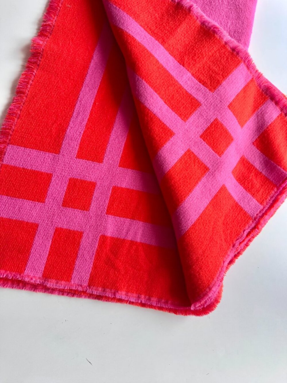 KATE SPADE Pink Orange Check 100% Acrylic Fringed 70" x 60" Throw Blanket - Picture 4 of 6